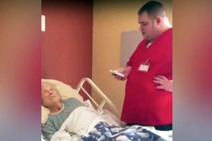 Viral Moment: Hospice Worker Reunites with Former Mentor for Touching Bedside Serenade