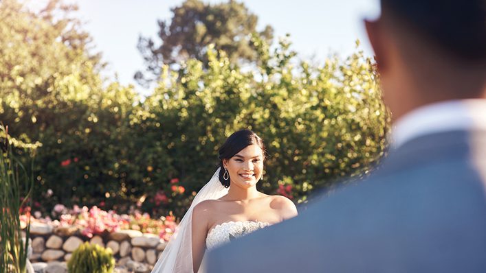 10 Grooms Share Their Emotional Thoughts When They Saw Their Brides for the First Time