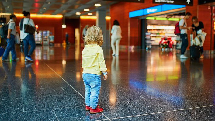 Mom Sets Toddler in Airport With a Sign She Can’t Read—10 Seconds Later, A Man Scoops Her into His Arms